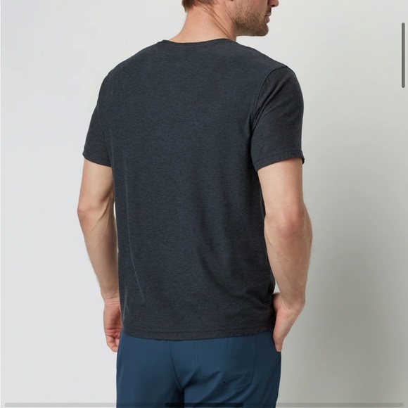 Vuori Strato Tech Tee Mens Charcoal Heather Grey Stretch Moisture Wicking Sz L - Picture 8 of 8